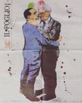 Mattarella a Berlusconi si baciano sulla copertina de Il Foglio. Un'opera di Tvboy