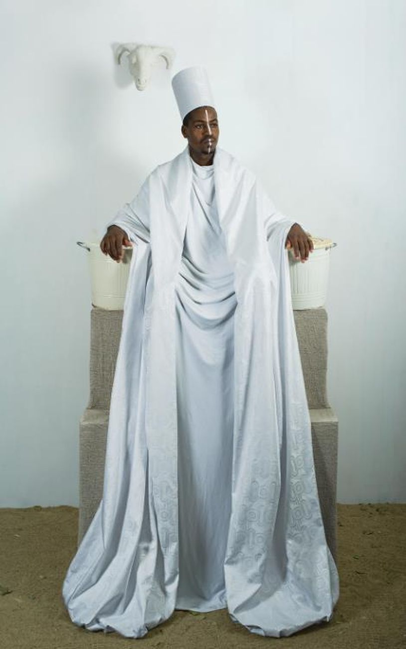 Maïmouna Guerresi, Throne in White, 2016 © Maïmouna Guerresi & Mariane Ibrahim Gallery