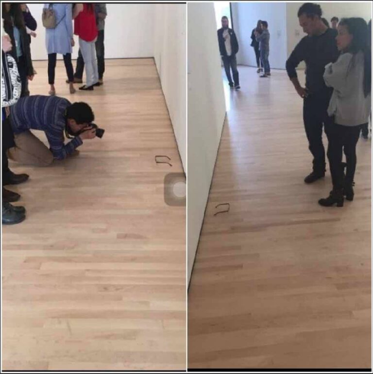 Occhiali per terra al MoMA di San Francisco. La burla di un ragazzino