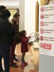 Parteciparte. Bambina che compila il questionario davanti al Cassone Adimari