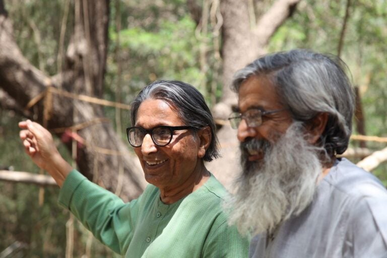 Sopralluogo al cantiere di costruzione dell'estensione del Kanoria Art center di Ahmedabad insieme a Chhaia Nilu Nilkhant, allora direttore del CEPT, la scuola di architettura e urbanistica fondata da Doshi ad Ahmedabad