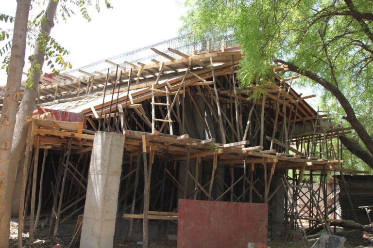 Sopralluogo al cantiere di costruzione dell'estensione del Kanoria Art center di Ahmedabad insieme a Chhaia Nilu Nilkhant, allora direttore del CEPT, la scuola di architettura e urbanistica fondata da Doshi ad Ahmedabad