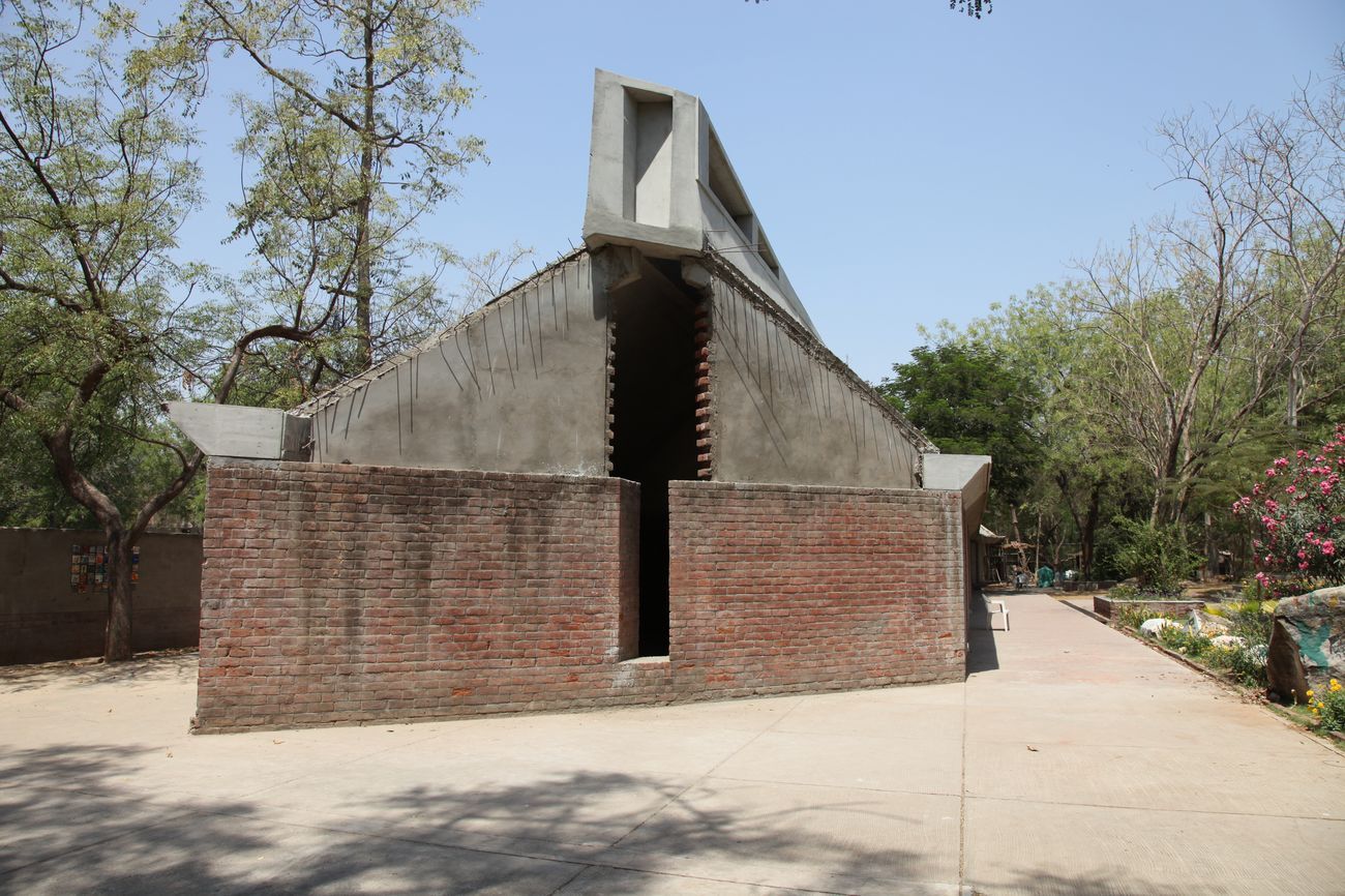 Sopralluogo al cantiere di costruzione dell'estensione del Kanoria Art center di Ahmedabad insieme a Chhaia Nilu Nilkhant, allora direttore del CEPT, la scuola di architettura e urbanistica fondata da Doshi ad Ahmedabad