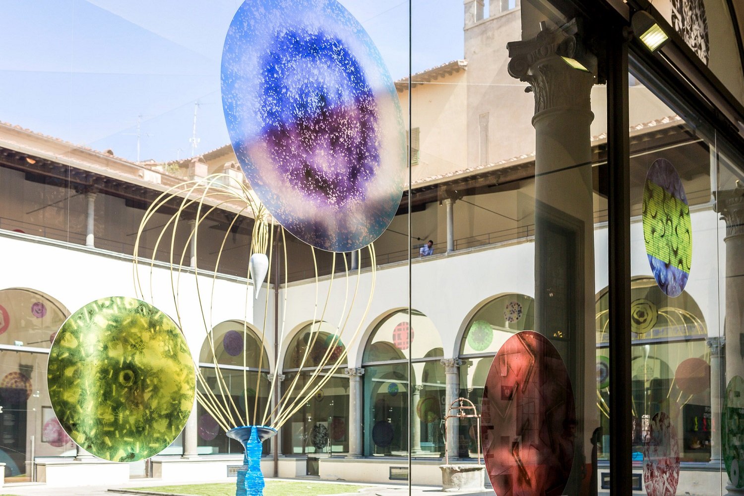 Cortile del Museo Novecento, Firenze 2018. Opere di Paolo Masi (vetrate) e Marco Bagnoli