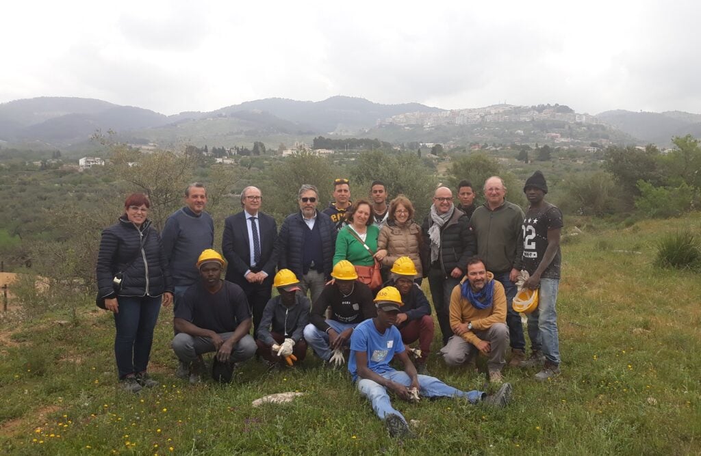 Migranti a lavoro in un sito archeologico siciliano. Integrazione e cultura