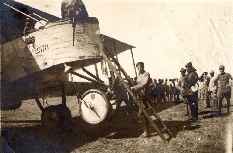1917, i preparativi per il volo su Pola. Archivio Fondazione Vittoriale degli Italiani