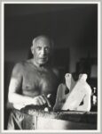 Anonimo, Picasso accanto alla scultura in matita di grafite su cartone piegato “Uomo seduto appoggiato ai gomiti da Le Déjeuner sur l’herbe”, 28 agosto 1962. Stampa non datata. Musée national Picasso-Paris. Dono eredi Picasso, 1992