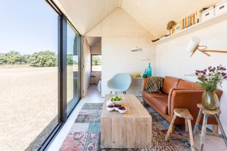 Casa trasportabile ÁPH80, progetto architettonico Ábaton – Interior design Ábaton e BATAVIA. Photo Juan Baraja