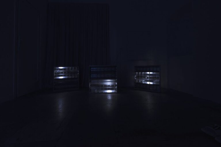 Claude Eigan, Under C Level. Plafoniere da soffitto, tubi neon rotti, luci LED ‘breathing’.Dimensioni variabili, 2016