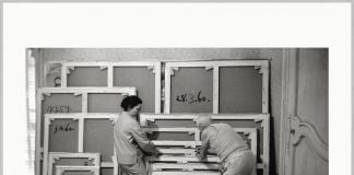 David Douglas Duncan, Pablo Picasso e Jacqueline Roque sistemano le tele il giorno delle firme nell’atelier di La Californie, Cannes, settembre 1960. Musée national Picasso-Paris, Dono David Douglas Duncan, 2014