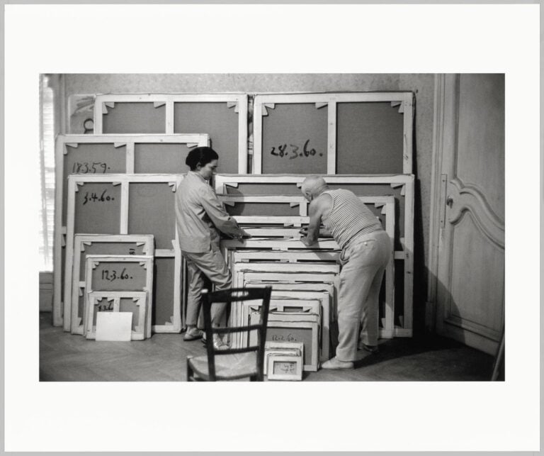 David Douglas Duncan, Pablo Picasso e Jacqueline Roque sistemano le tele il giorno delle firme nell’atelier di La Californie, Cannes, settembre 1960. Musée national Picasso-Paris, Dono David Douglas Duncan, 2014