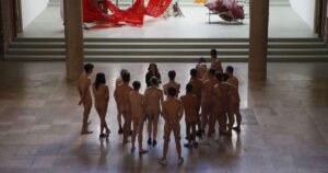 Il Palais de Tokyo apre ai nudisti. 160 persone visitano il museo nudi e in Francia è polemica