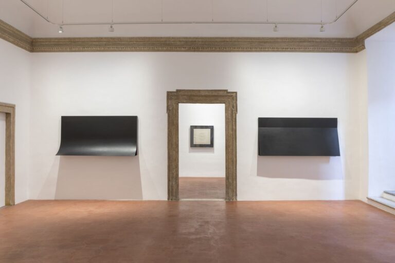 Francesco Lo Savio. I Metalli (1962 e 1960) nella prima sala, con al centro il Filtro (1959-60) nella seconda sala