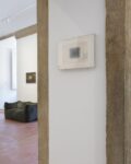 Francesco Lo Savio. L'opera su carta A Marianna (1962) nel passaggio tra l'ingresso e la prima sala, con sullo sfondo l'opera Untitled del 1958