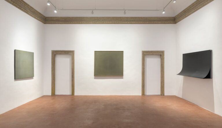 Francesco Lo Savio. Prima sala della galleria con due Spazio Luce (1959 e 1960) e un Metallo del 1962