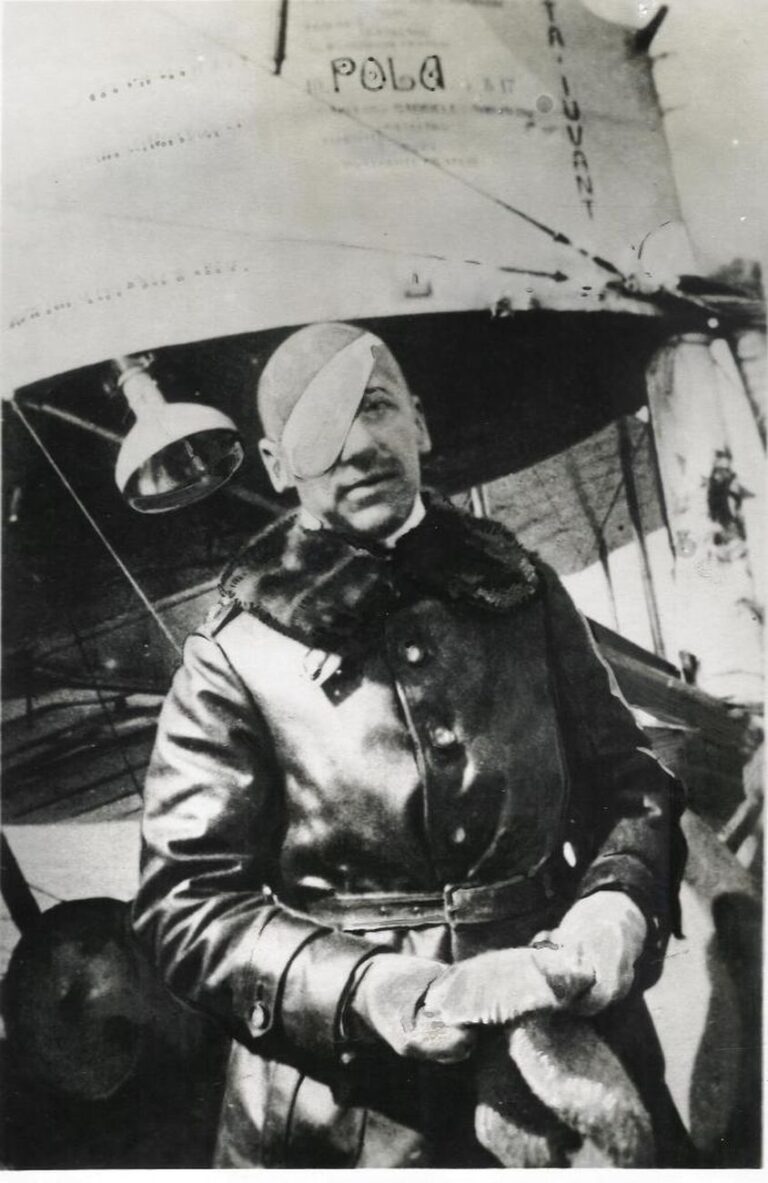 Gabriele D’Annunzio in partenza per il volo su Cattaro. Archivio Fondazione Vittoriale degli Italiani