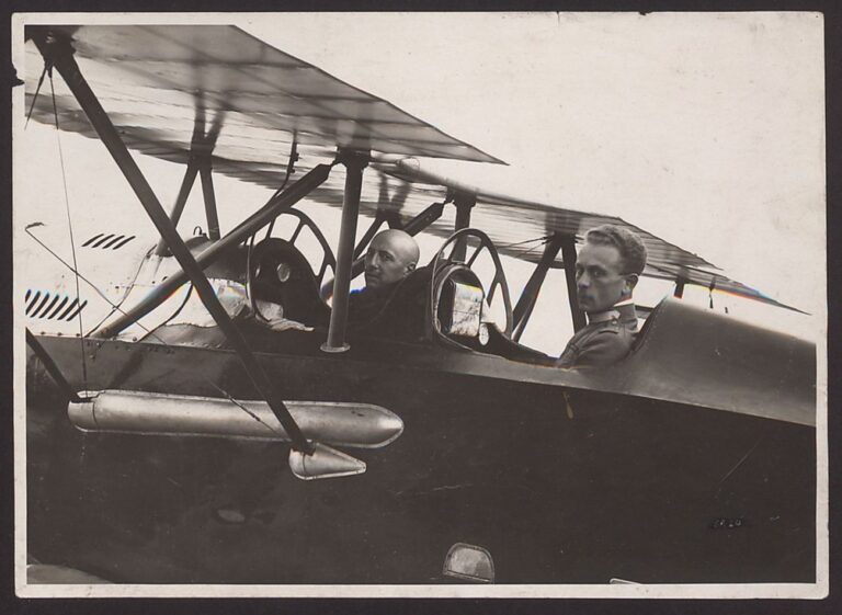 Attilio Prevost, Gabriele D'Annunzio e Natale Palli in partenza per il Volo su Vienna, 9 agosto 1918. Archivio Lari Prevost – Museo Nazionale del Cinema di Torino