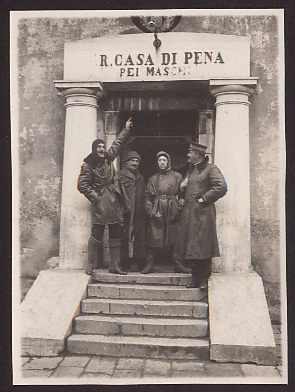 Gabriele D'Annunzio fra Rizzo, De Santis e Ciano prima della partenza per Buccari. Archivio Fondazione Vittoriale degli Italiani