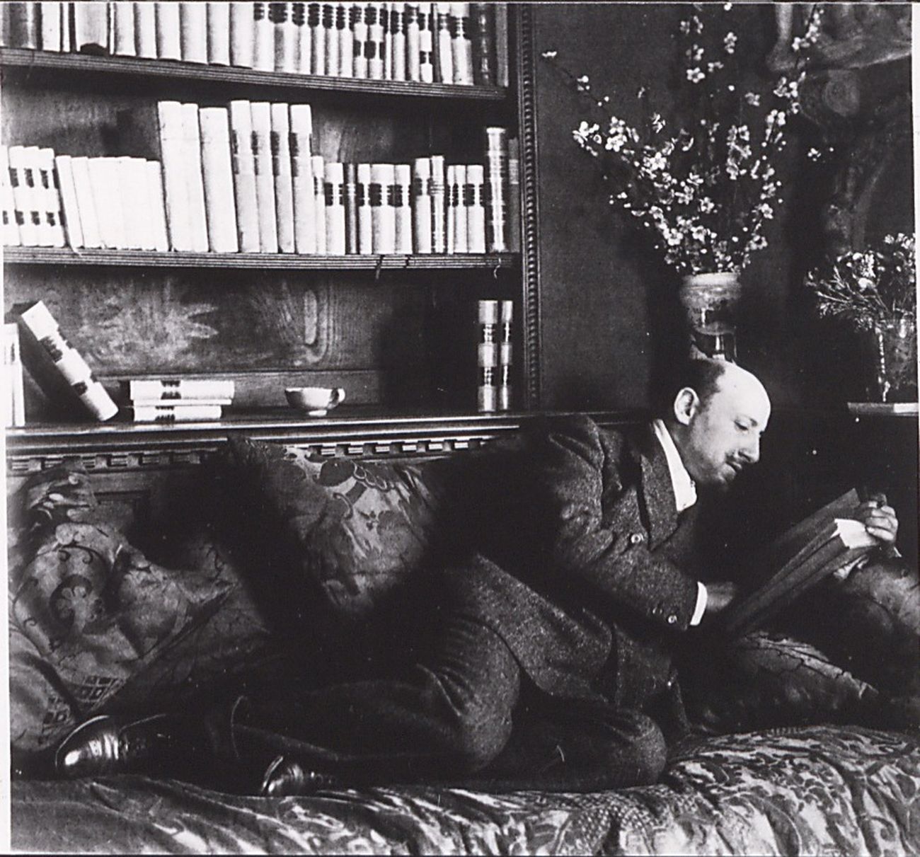 Gabriele D'Annunzio nel suo studio alla Capponcina. Archivio Fondazione Vittoriale degli Italiani