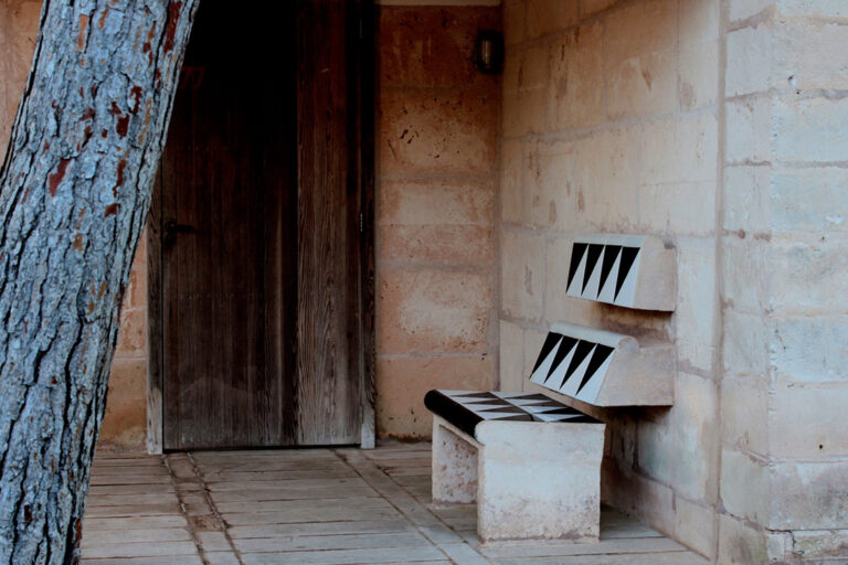 Jorn Utzon, Entrance seat at Can Lis Can Lis, Mallorca, 1973 photo Beatrice Pedrotti