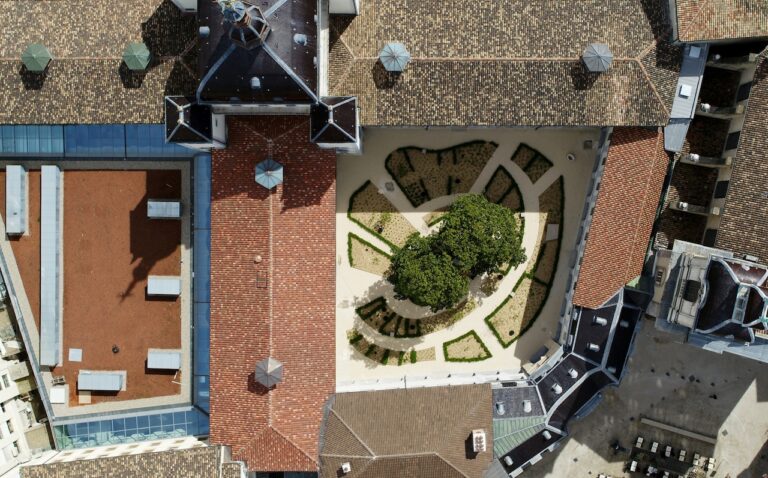 Grand-Hôtel-Dieu_crédit-Vincent-Ramet-Vue-aérienne-Cour-du-Cloitre