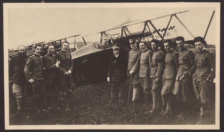 I piloti schierati prima della partenza per il volo su Vienna. Archivio Fondazione Vittoriale degli Italiani