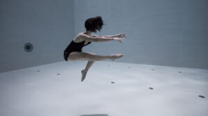 Danzando sott’acqua. Il cortometraggio di Julie Gautier