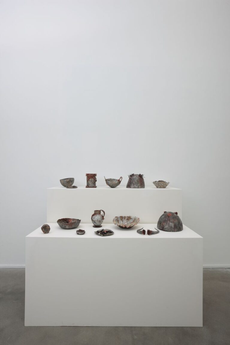 Liz Glynn, Hellenistic Silver Collection, 3rd century B.C. (1981.11.15-22; 1982.11.7-13; 1984.11.3), dalla serie Surrogate Objects for the Metropolitan, 2011. Courtesy Fondazione Sandretto Re Rebaudengo. Photo Maurizio Elia