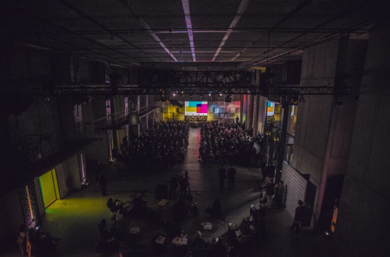 La sala del summit presso E Werk a Berlino. Photo credit The New York Times Art Leaders Network