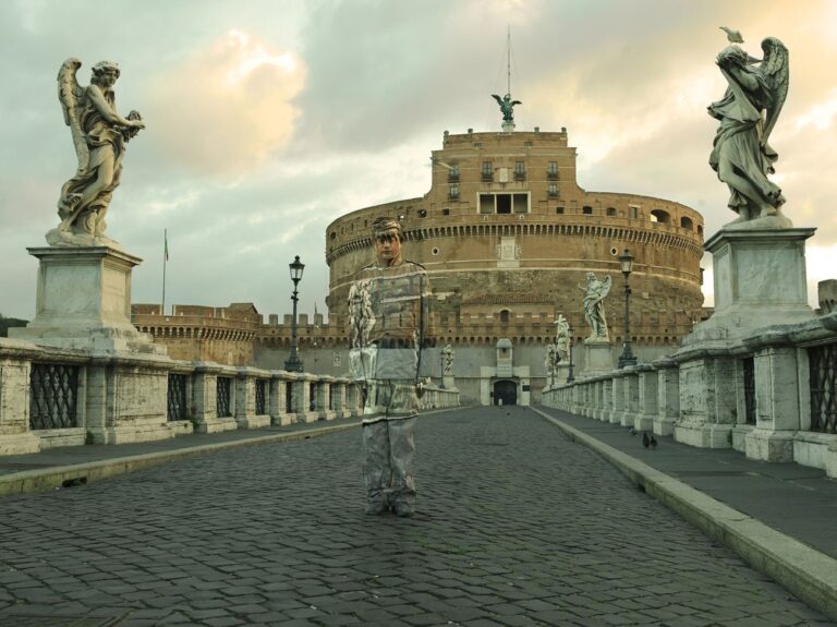 Liu Bolin, Ponte Sant'Angelo, Roma, 2012. Courtesy Boxart, Verona