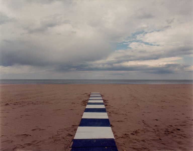 Luigi Ghirri, Cervia, 1989, dalla serie Paesaggio italiano © Eredi di Luigi Ghirri. Courtesy Galleria Massimo Minini