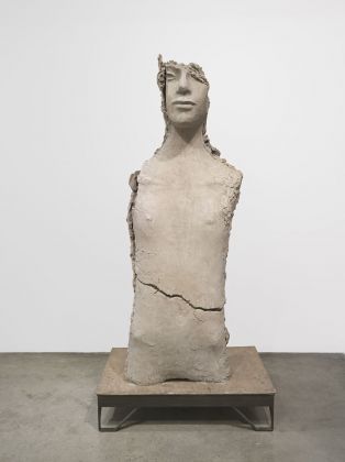 Mark Manders, Unfired Clay Torso, 2015. Courtesy Collezione Fondazione Sandretto Re Rebaudengo