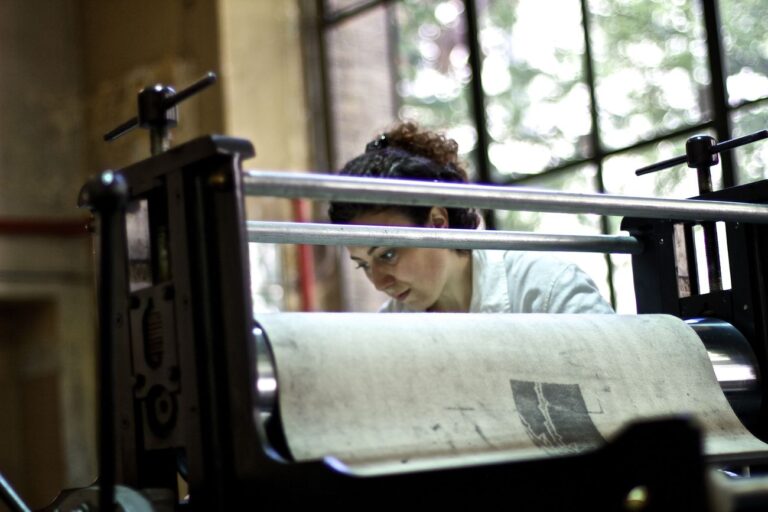 Michela Concetti al lavoro all'Accademia Albertina di Torino. Photo Giulio Fossati