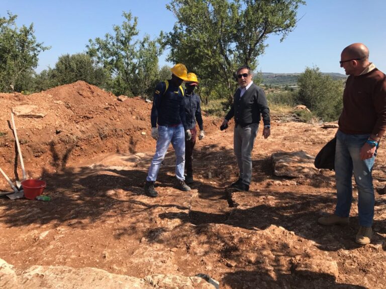 Giovani migranti a lavoro in un sito archeologico nel ragusano. In foto col Soprintendente Calogero Rizzuto e l'archeologo Saverio Scerra. Progetto sperimentale SPRAR e Soprintendenza di Ragusa