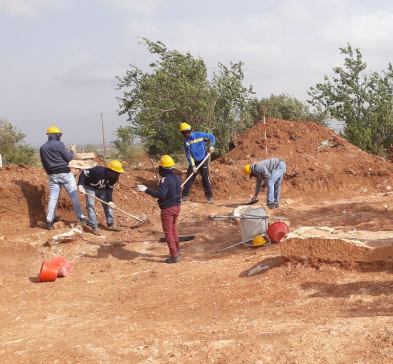 Giovani migranti a lavoro in un sito archeologico nel ragusano progetto sperimentale SPRAR e Soprintendenza di Ragusa