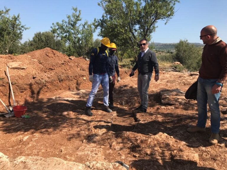 Giovani migranti a lavoro in un sito archeologico nel ragusano progetto sperimentale SPRAR e Soprintendenza di Ragusa