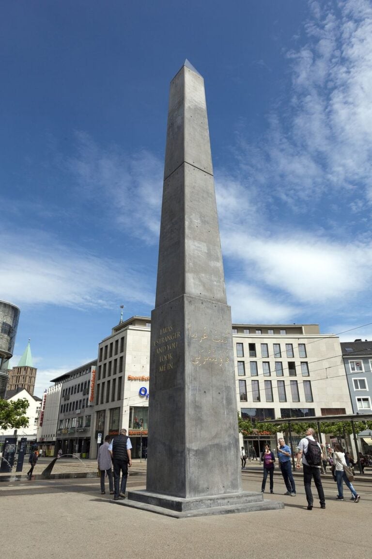 Olu Oguibe, Monument for strangers and refugees, 2017. Königsplatz, Kassel, documenta 14. Photo Michael Nast