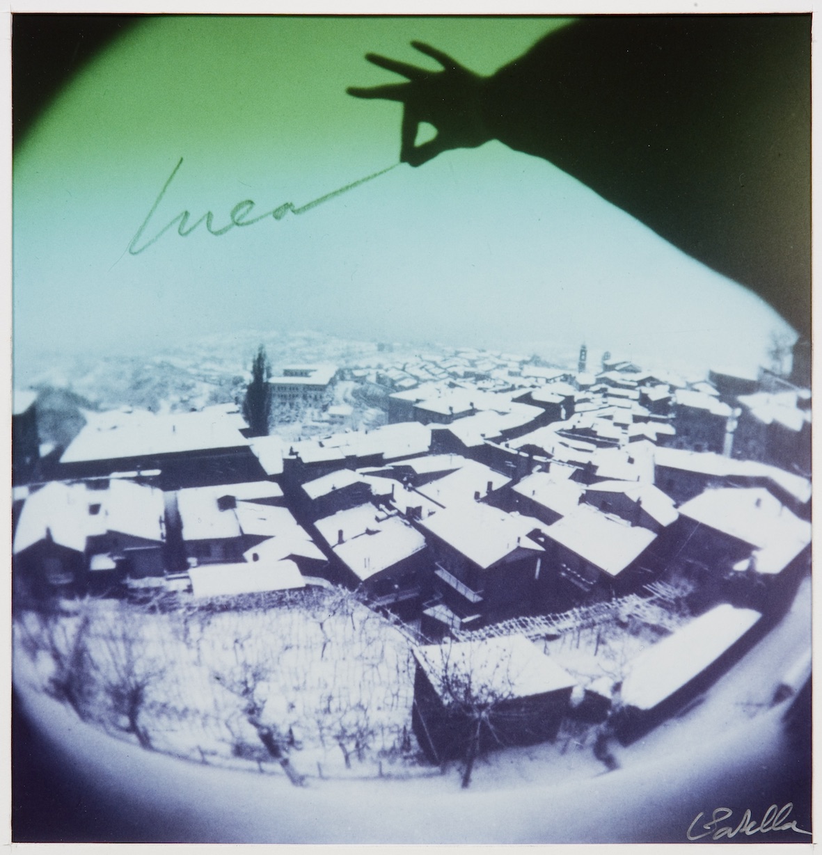 Luca Maria Patella,Luca firma il cielo di Montefolle, 1970 Scrittura sperimentale su fotografia Centro per l'Arte Contemporanea Luigi Pecci, Prato Donazione dell'artista