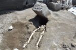 Lo scheletro dell'uomo ritrovato a Pompei