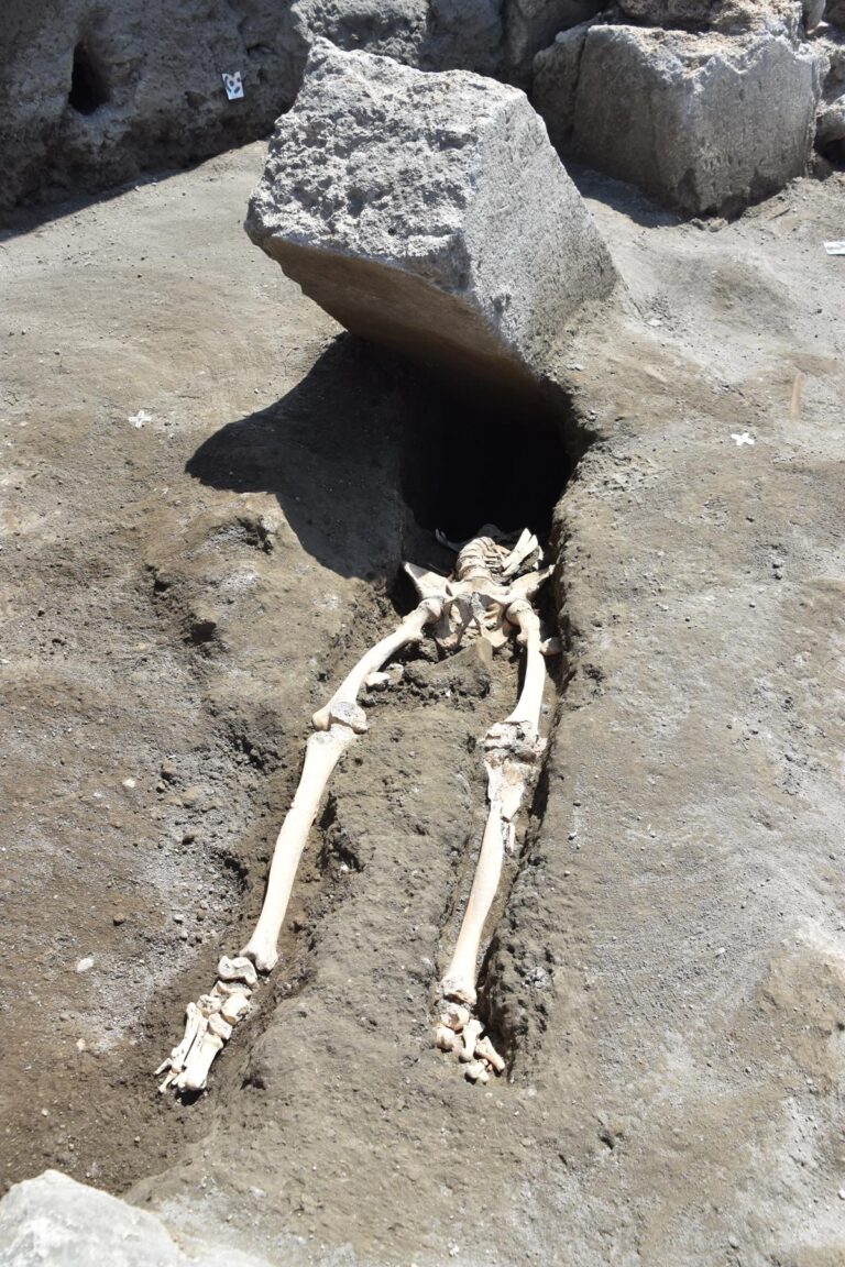 Lo scheletro dell'uomo ritrovato a Pompei