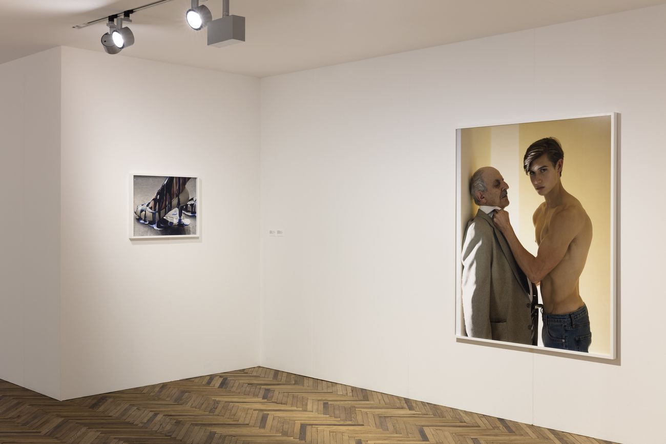 Torbjørn Rødland. The Touch That Made You. Exhibition view at Fondazione Prada Osservatorio, Milano 2018. Courtesy Fondazione Prada. Photo Andrea Rossetti. A sx, Pump, 2008-10. A dx, Midlife Dilemma, 2015