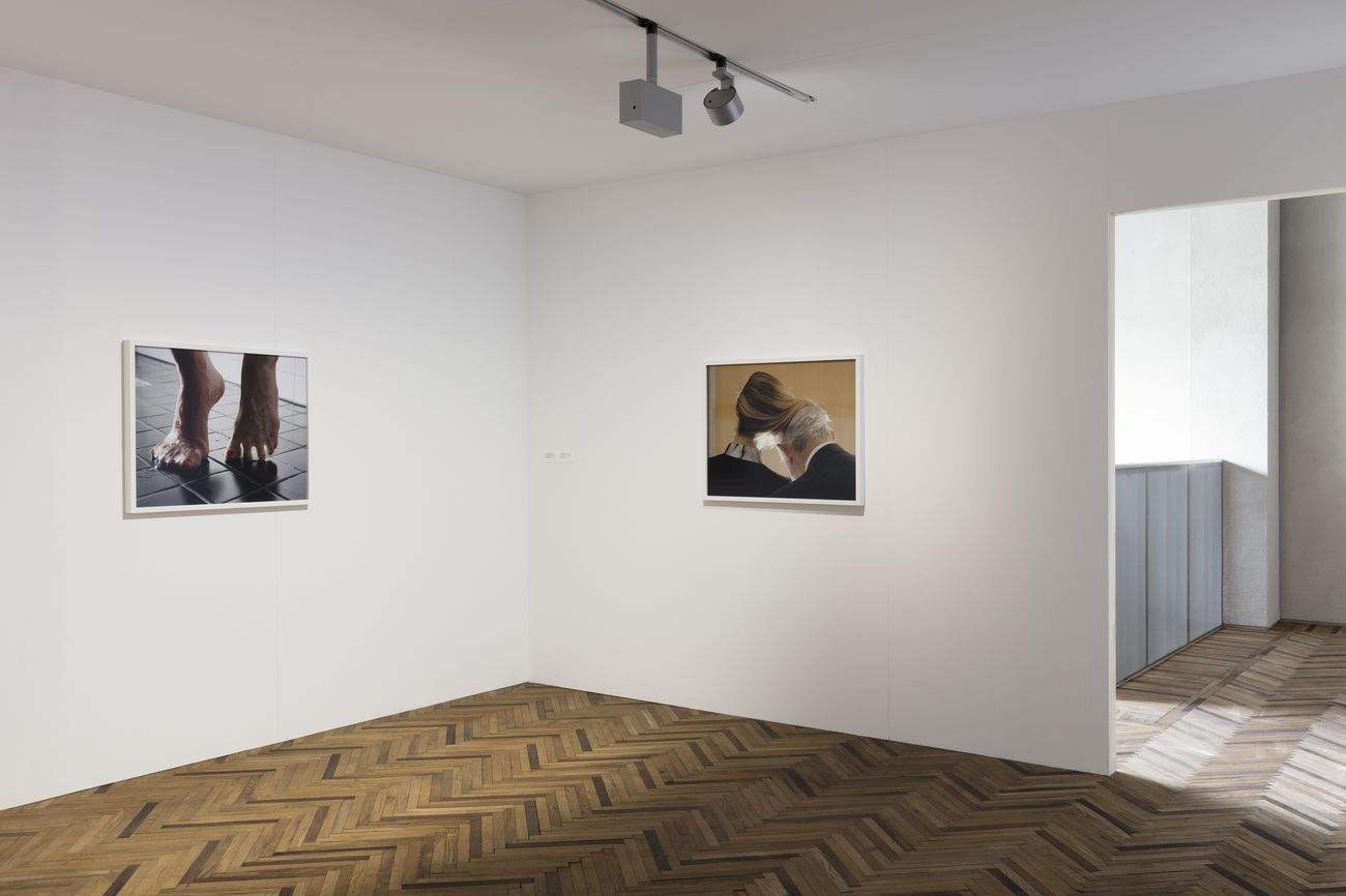 Torbjørn Rødland. The Touch That Made You. Exhibition view at Fondazione Prada Osservatorio, Milano 2018. Courtesy Fondazione Prada. Photo Andrea Rossetti. A sx, Bathroom Tiles, 2010-13. A dx, Comb Over, 2015-16