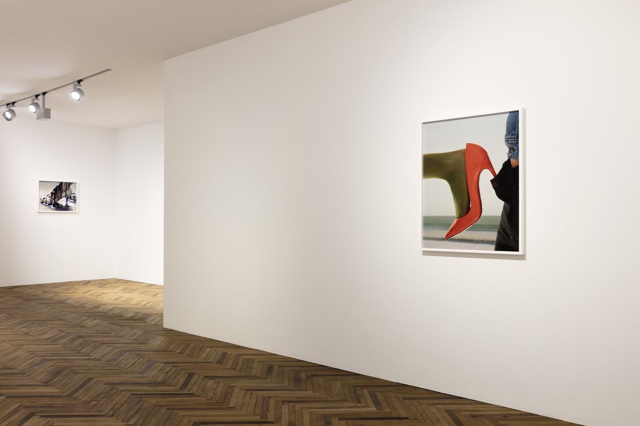 Torbjørn Rødland. The Touch That Made You. Exhibition view at Fondazione Prada Osservatorio, Milano 2018. Courtesy Fondazione Prada. Photo Andrea Rossetti. A sx, Pump, 2008-10. A dx, Red Pump, 2014