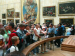 Visitatori del Louvre di fronte alla Mona Lisa