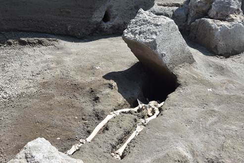 Lo scheletro dell'uomo ritrovato a Pompei