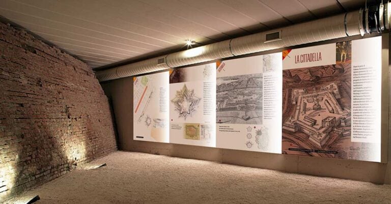 0 area archeologica tabelloni sul tratto di muro laterale Rivellino 1200x626 Nuova area archeologica (sotto terra) in centro a Torino. Verso il Polo museale della Cittadella