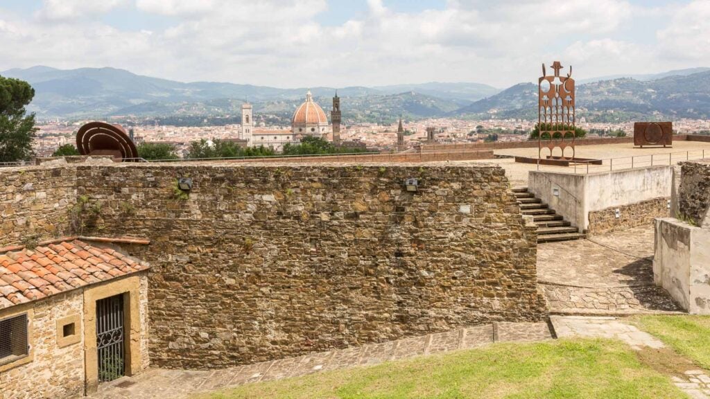 Gong: al Forte di Belvedere di Firenze l’antologica dedicata a Eliseo Mattiacci. Le immagini