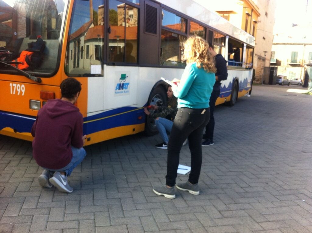 A Palermo l’Education Hub, l’autobus che coinvolge le comunità delle periferie durante Manifesta