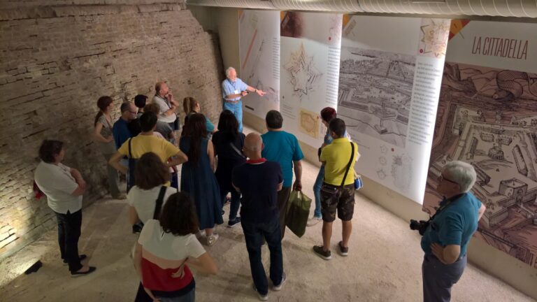 2 davanti alle mura esterne del Rivellino Visita del 10 giugno con Open House 1200x675 Nuova area archeologica (sotto terra) in centro a Torino. Verso il Polo museale della Cittadella
