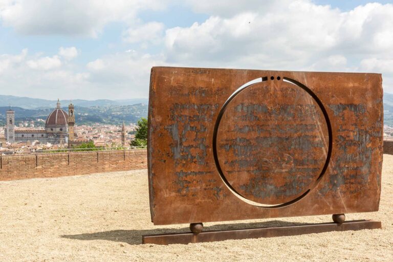 Eliseo Mattiacci, senza titolo (scultura che guarda). Mostra Gong, Forte di Belvedere, Firenze. Ph Simona Fossi